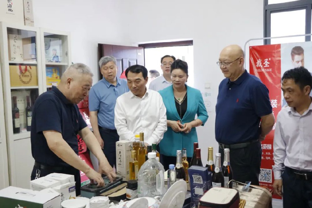 贛州市委副書記熊運浪一行到市贛商聯(lián)合會調(diào)研指導