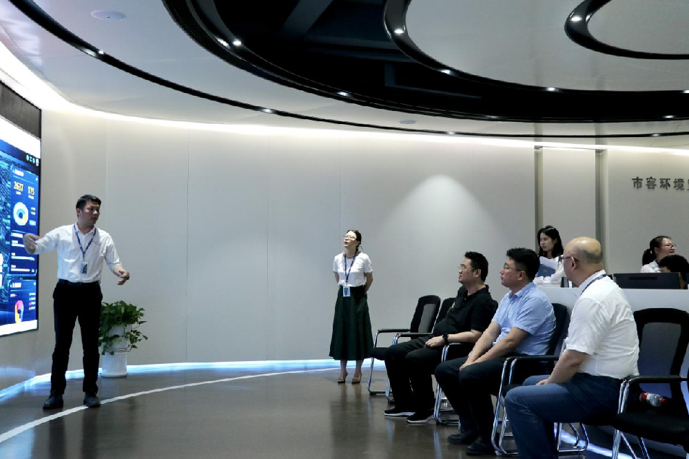 章貢區(qū)委常委、副區(qū)長(zhǎng)張達(dá)偉一行蒞臨我司調(diào)研