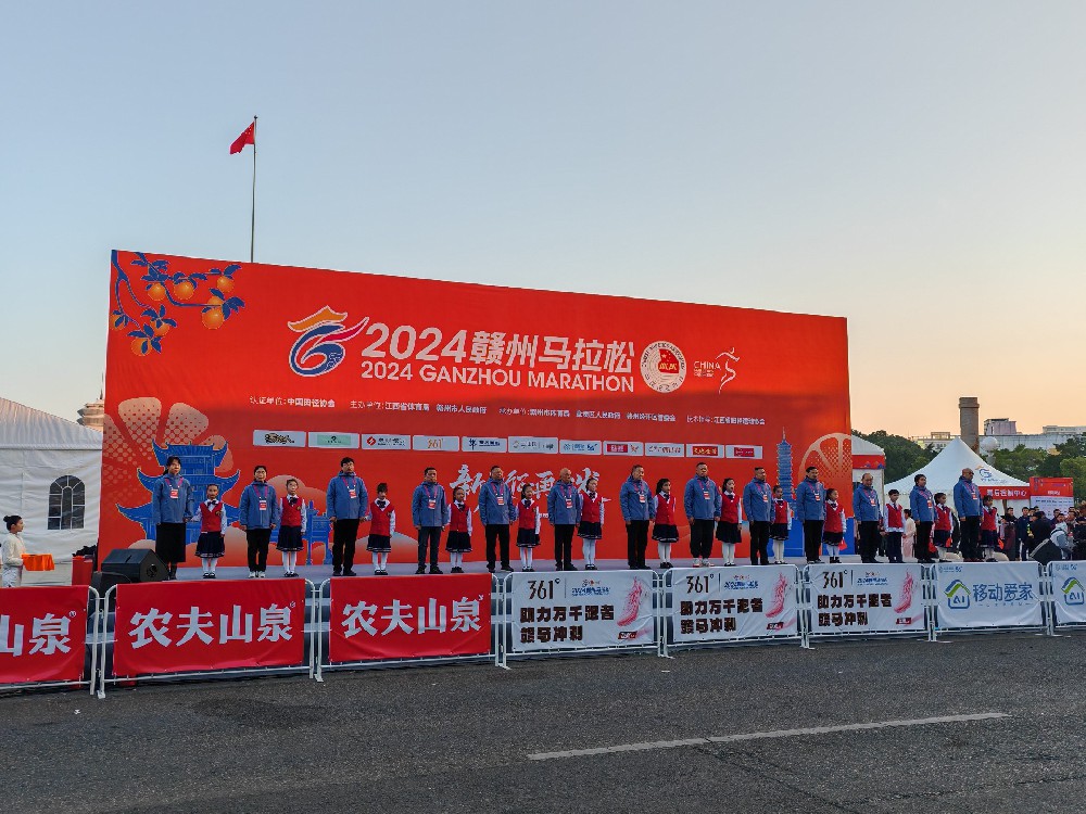 憶源科技董事長(zhǎng)、總經(jīng)理徐林楠為贛州市首屆馬拉松賽事鳴槍發(fā)令